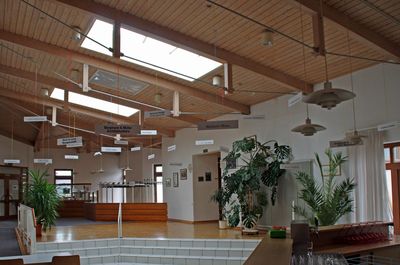 Von der Decke des Foyers ...