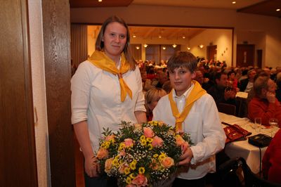 ... die T&uuml;r endg&uuml;ltig zu und verteilten die Blumenstr&auml;u&szlig;e im Publikum.