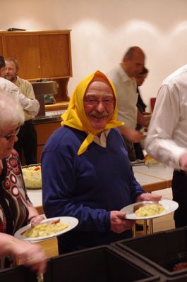 ... Kinder und Frauen zuerst zum Abendessen gehen.
