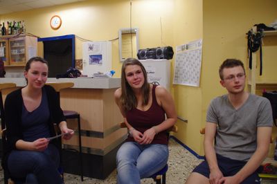 Zuerst suchten wir am fr&uuml;hen Abend eines Donnerstags im M&auml;rz das Bistro des Haverhill Bades in Ehringshausen auf. Dort trafen wir uns mit der Jugendvorsitzenden Julia K&uuml;hn (links) und den beiden stellvertretenden Jugendvorsitzenden Helene Will (mitte) und Jan-Niklas Keiner (rechts).