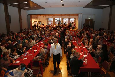 Angef&uuml;hrt von einem Montagsmann zog durch den Saal ...