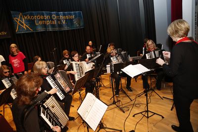 Das Orchester begann zu spielen, ...