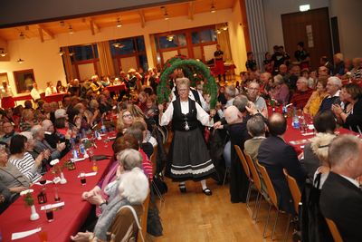 ... die durch den Saal ...
