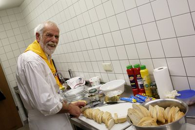 Zwischendurch liefen  f&uuml;r unsere G&auml;ste versteckt in der K&uuml;che Vorbereitungen durch Gerhard ...