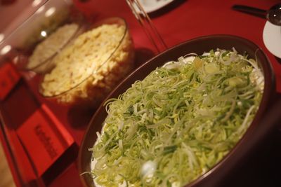 So konnten sofort mit Ende des Konzerts die Salate ...