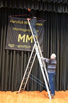 ... Banner aufh&auml;ngen ...