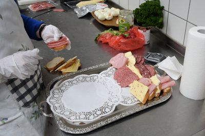 Einige Montagsm&auml;nner-Frauen bereiteten den Imbiss f&uuml;r das Orchester vor.
