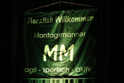 Nachdem auch das Banner auf der B&uuml;hne ins rechte Licht ger&uuml;ckt war, ...