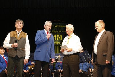 ... begr&uuml;&szlig;te Uli gemeinsam mit B&uuml;rgermeister J&uuml;rgen Mock (rechts), die Musikkapelle Irmgarteichen mit ihrem Dirigenten Volker Ermert (2. von links), und die Alphornsolisten, mit ihrem Dirigenten Rainer Wagener (links).