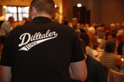 ... bedienten die Handballer  die Dilltaler Jungs  professionell unsere G&auml;ste.