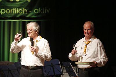 In der Pause des Orchesters stie&szlig;en Bernd und Uli mit dem Publikum an zu unserem Jubil&auml;um zum 20. Mal hie&szlig; es: Montagsm&auml;nner laden zum Konzert.
