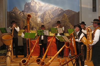 ... zehn verschiedenen Alph&ouml;rnern, darunter auch auf dem weltweit einzigartigen Kontrabass-Alphorn mit seiner eindrucksvollen L&auml;nge von 7,4 Metern und seinen Windungen (links).  Unsere G&auml;ste waren begeistert von den f&uuml;r Ehringshausen ungew&ouml;hnlichen Kl&auml;ngen.