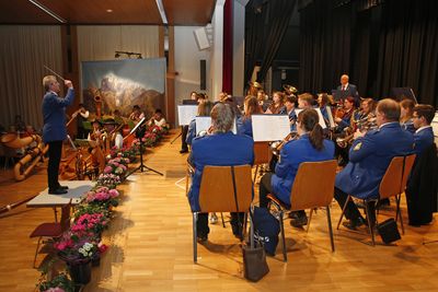 ... begab sich Dirigent Volker Ermert in eine ganz besondere Position, von der aus er beiden Musikgruppen ihre Eins&auml;tze zeigen konnte: Die Musikgruppe Irmgarteichen spielte zusammen mit den Rothaarsteig Alphornsolisten ...