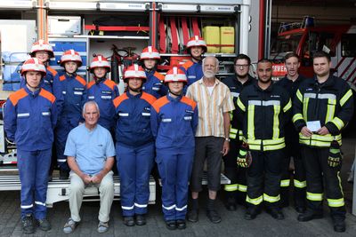 Die &Uuml;bergabe fand am Feuerwehrger&auml;tehaus in Ehringshausen in Beisein von einigen Mitgliedern der Jugendfeuerwehr, deren Ausbilder, dem Ortswehrf&uuml;hrer Christian Claas und dem Vorstand der Montagsm&auml;nner statt: Lukas Krenn (r.), Christian Claas (2. v. r). Hans-Ulrich Wissgott (vordere Reihe, sitzend) Gerhard Rabenseifner (5. v. r.).