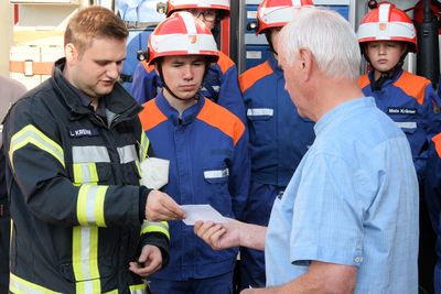 Die Jugendfeuerwehr erhielt ein Scheck ...